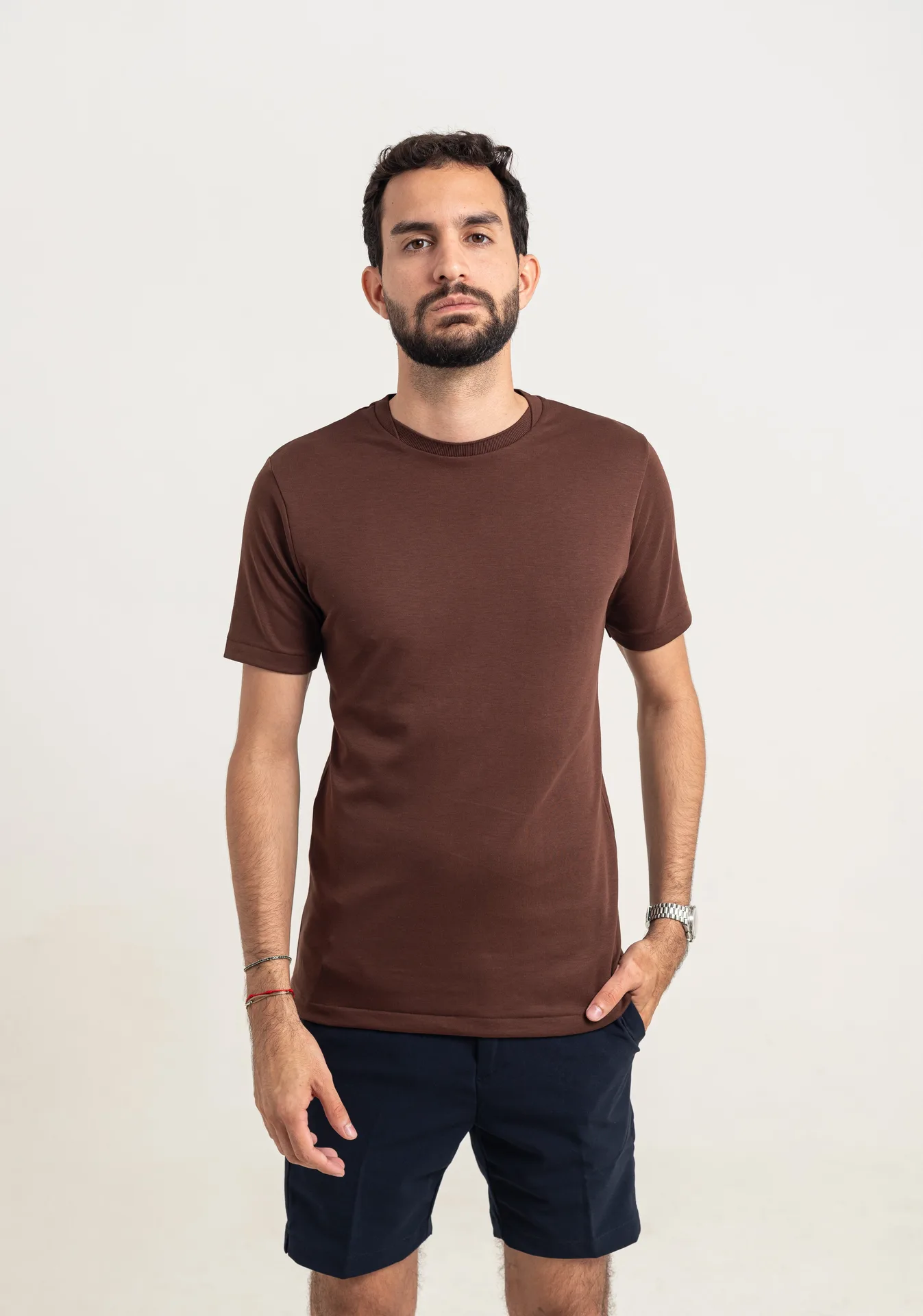 7362345631829-CAMISETA_PIMA_-_GOLA_CRUZADA_DUPLA_-_MARROM
