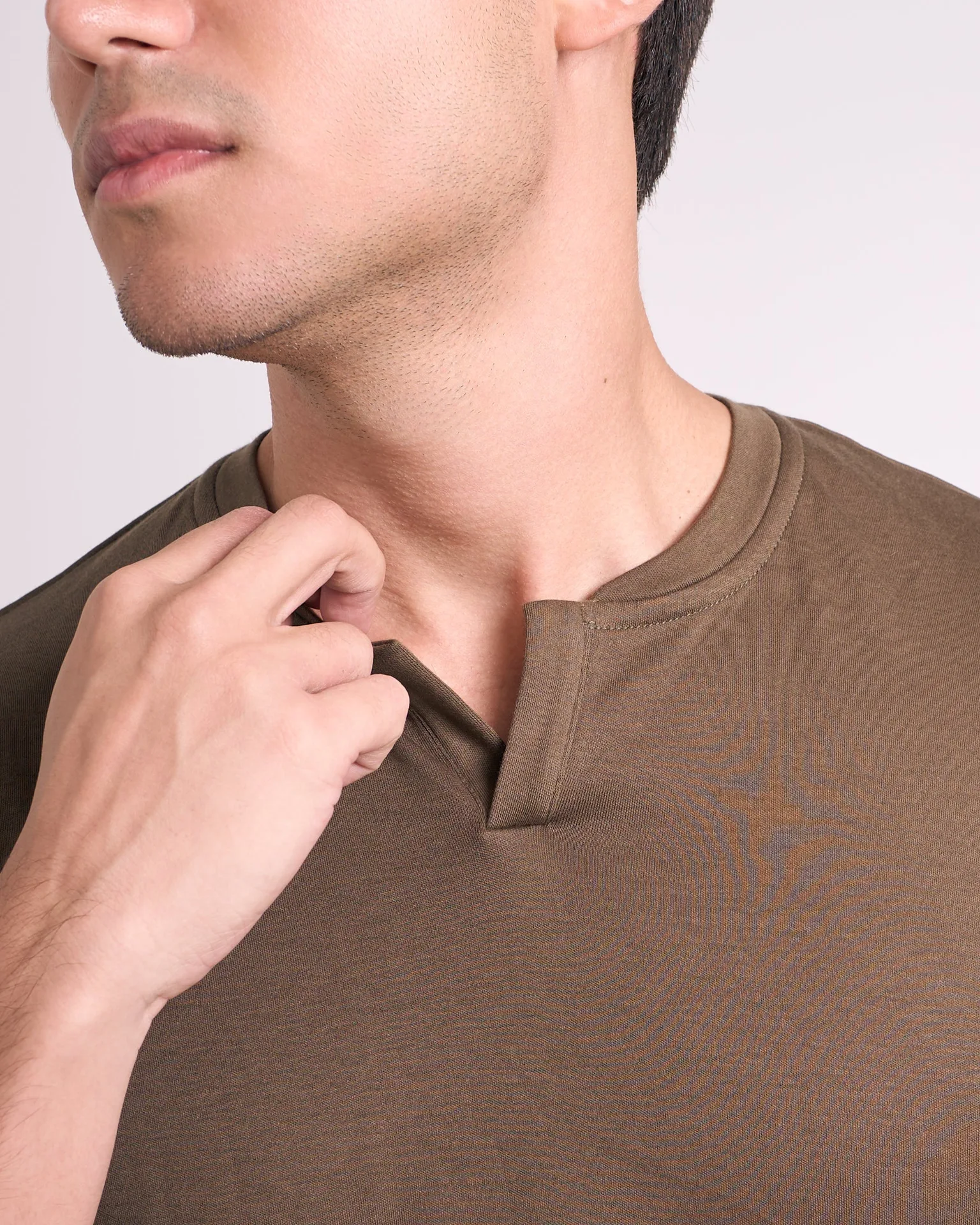7362346877013-CAMISETA_PIMA_-_GOLA_V_-_VERDE_OLIVA_rjfJsrw